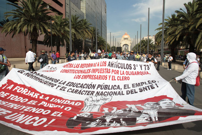 Maestros disidentes marchan a Gobernación; entregan pliego petitorio