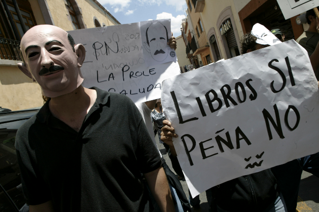 Suspenden a estudiantes por protestar contra Peña