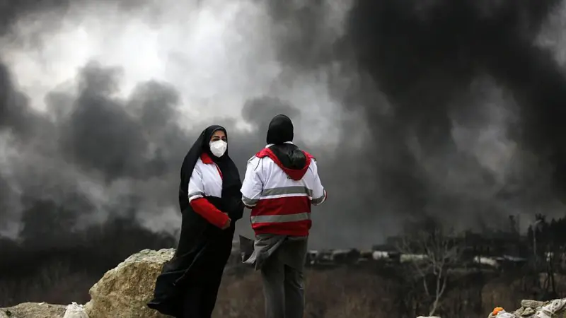 Qué es la “lluvia negra”, la otra amenaza que sufre Teherán por los ataques de EU e Israel contra Irán