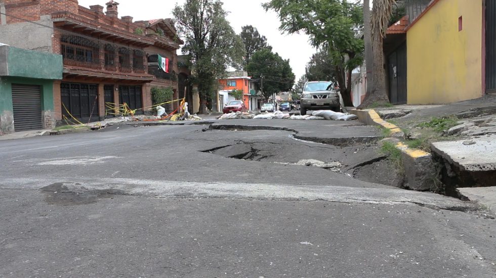 Entre hundimientos y grietas: la vida de vecinos en colonia del Mar, Tláhuac, luego del sismo