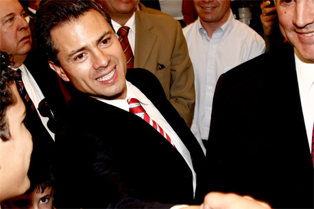 Peña Nieto presenta reporte médico de la muerte de su exesposa