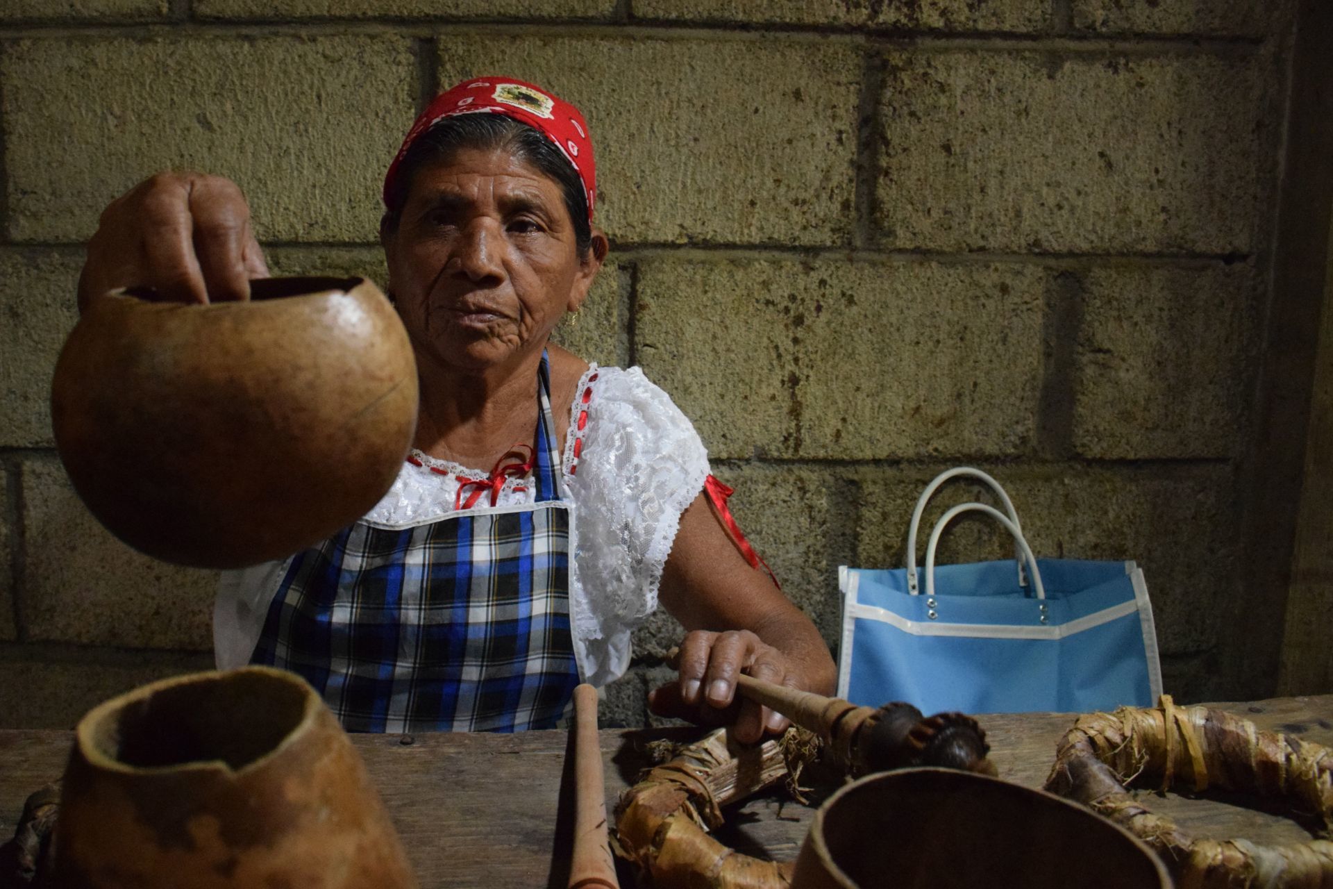 El recetario mágico mexicano: ¿Funciona clavar un cuchillo, el limón corta todo, y las "friegas"?