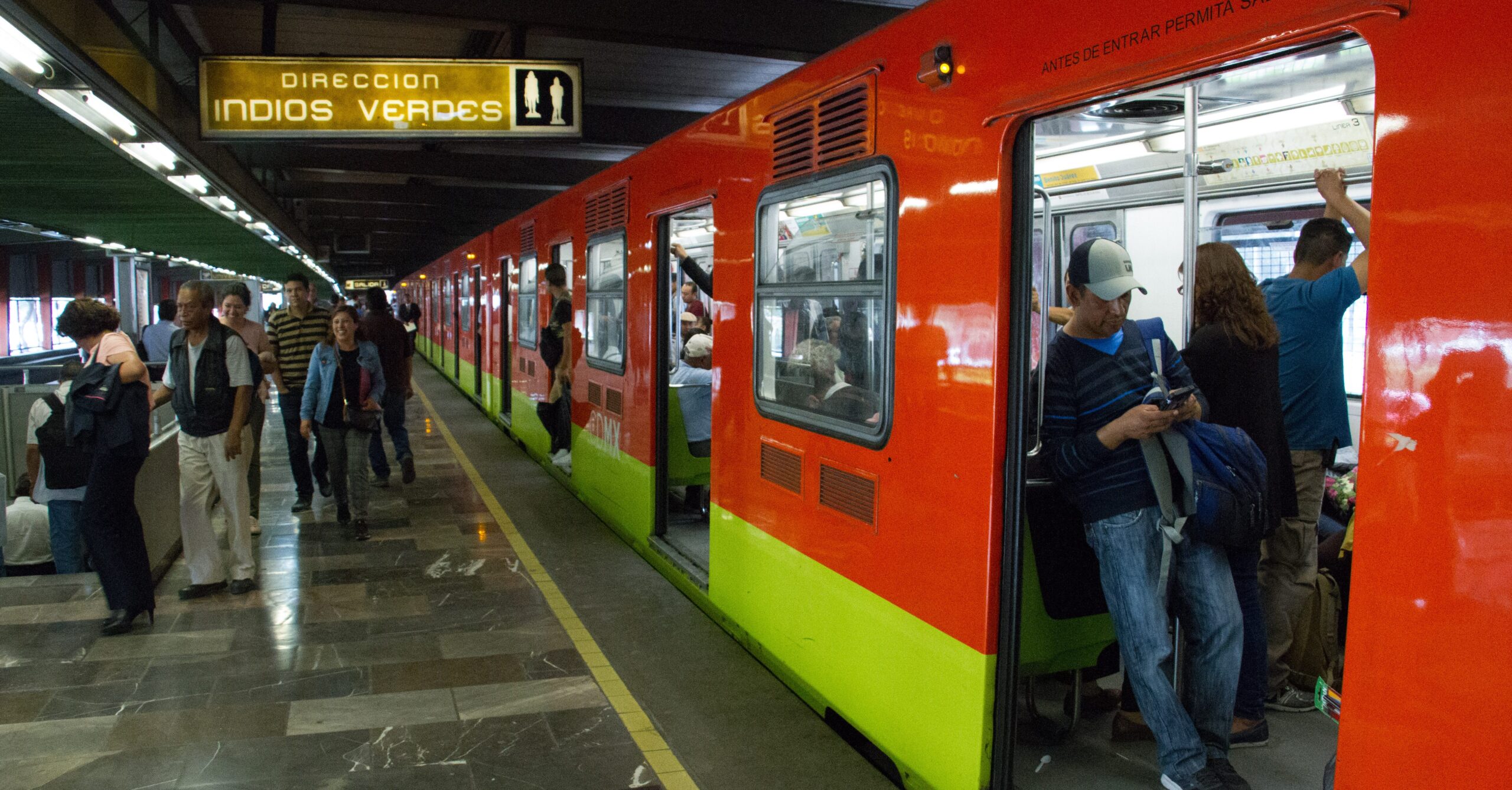 Sin dinero suficiente y con trenes obsoletos: el Metro cumple 50 años