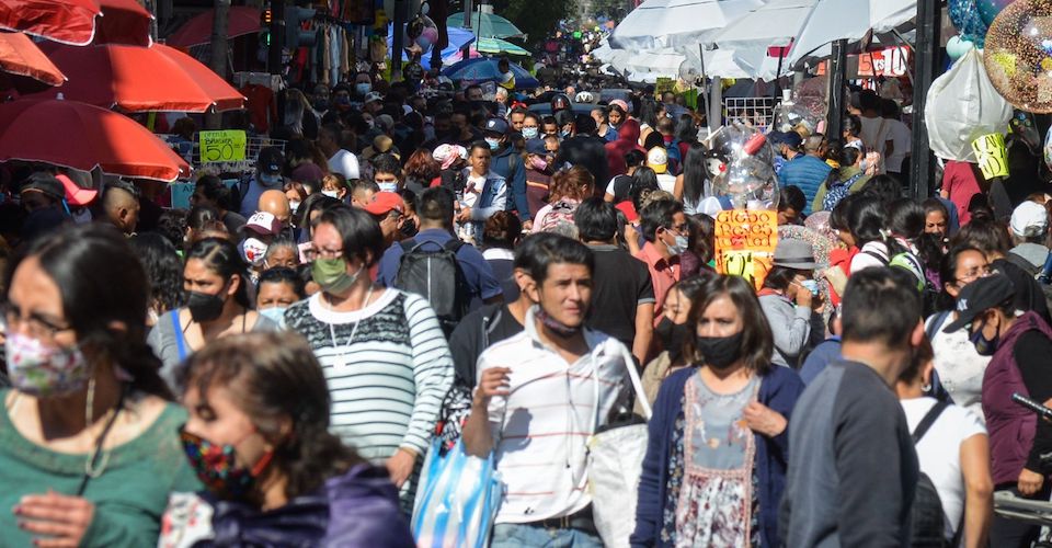 Consejos para bajar el riesgo de contagio por ómicron si sales o te reúnes
