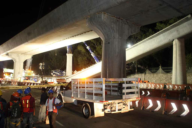 GDF sancionará a constructora por caída de <i>ballenas</i> en Periférico