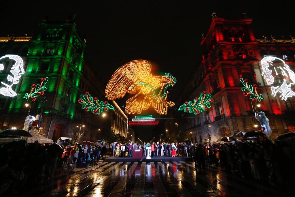 En imágenes: El Zócalo de la CDMX se ilumina para las fiestas patrias