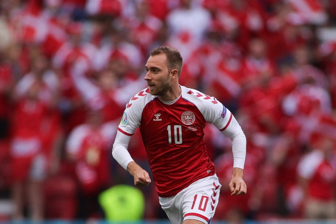 El futbolista *Christian Eriksen está despierto y permanece estable*