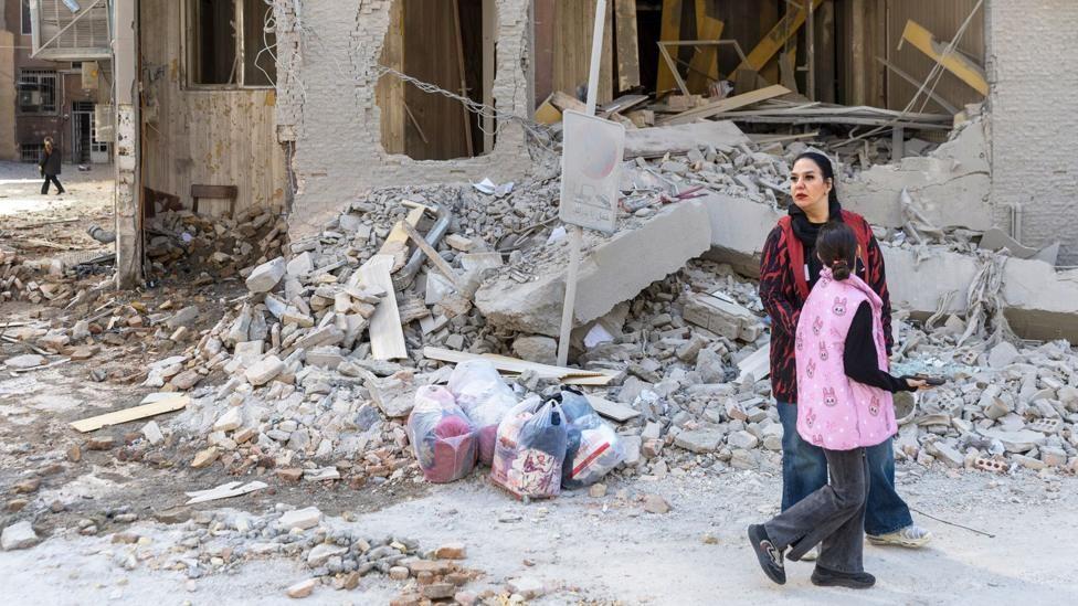 Puntos de control en la calles y filas para comprar pan: qué pasa en Irán conforme se intensifican los ataques