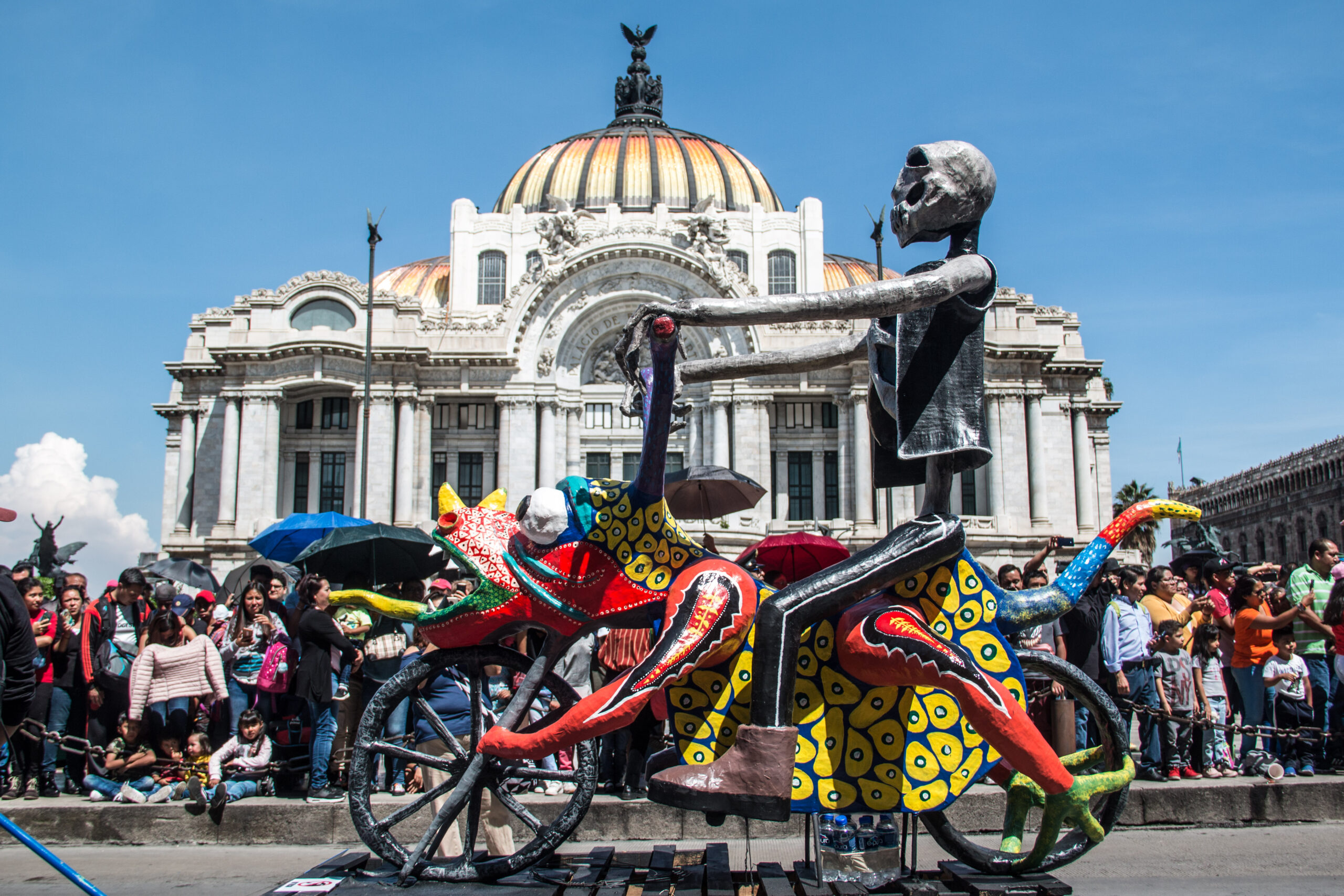 ¿Y esas extrañas criaturas? Son alebrijes y toman las calles de CDMX (Fotos)