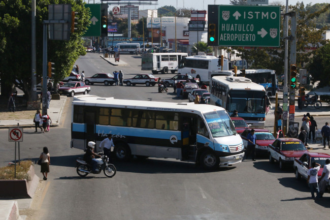 Transportistas paran labores y bloquean calles de Oaxaca; exigen aumento en la tarifa