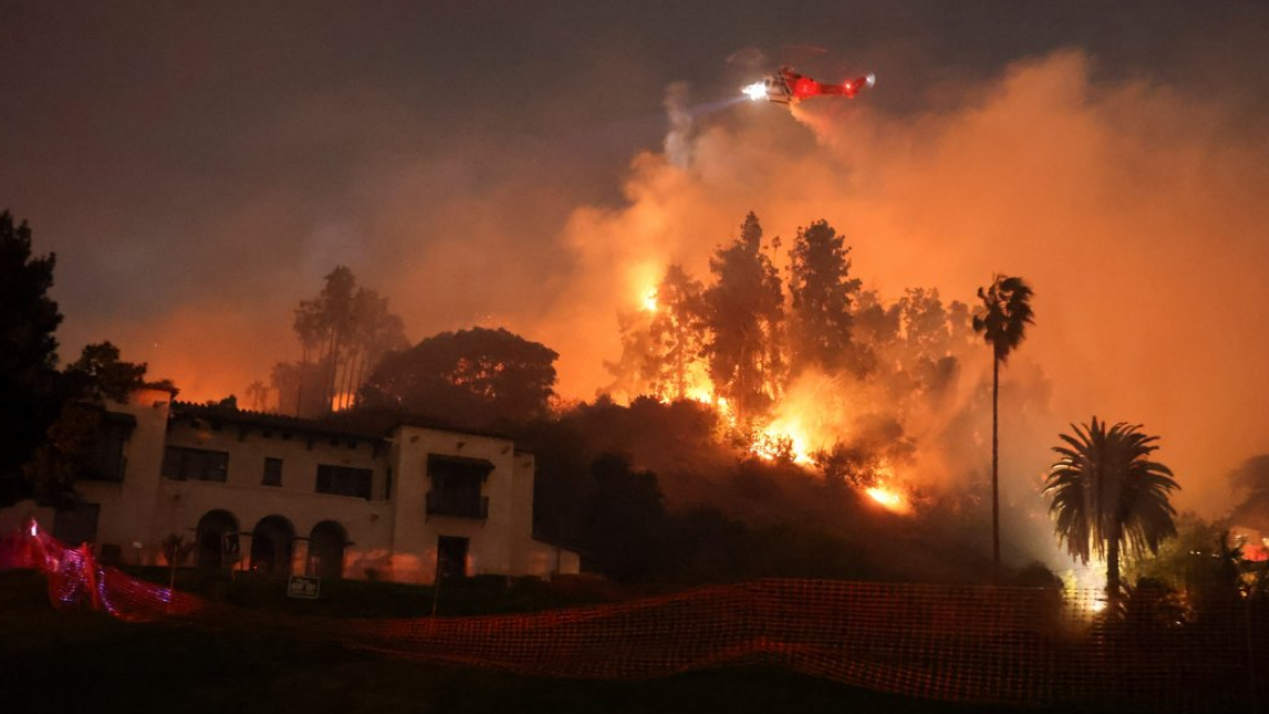 Los incendios en Los Ángeles llegan a las colinas de Hollywood y ya han causado la muerte de al menos 5 personas
