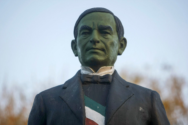 Remozan escultura de Juárez, se les pasa de verde… y lo tapan