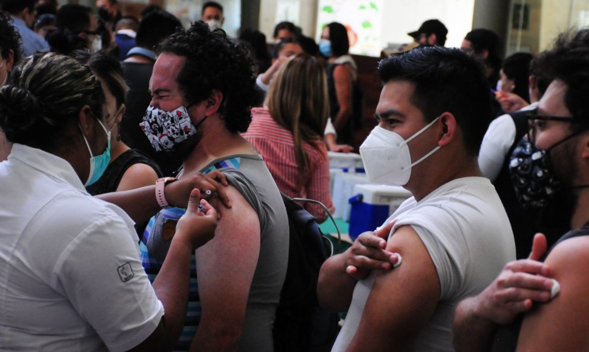 ¿Por qué los jóvenes tienen *reacciones más fuertes a la vacuna* contra la covid-19?
