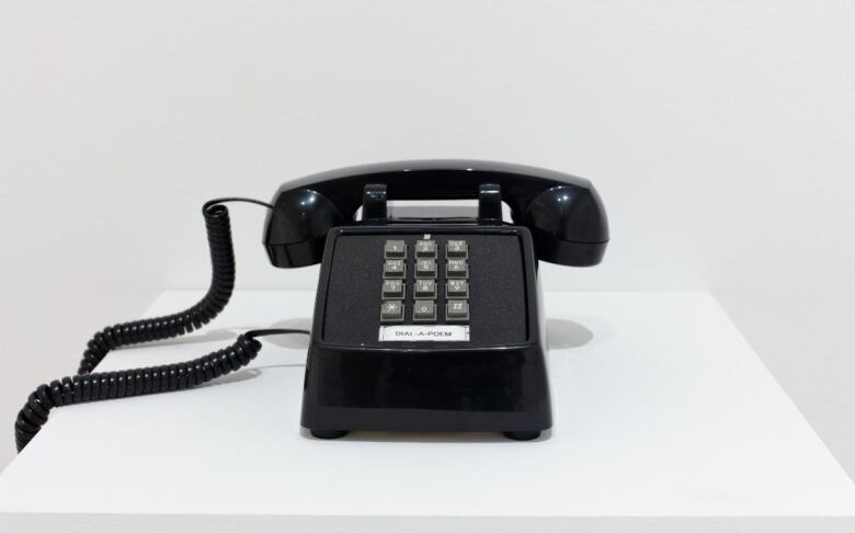 Marca para una sorpresa: *Dial-A-Poem, el servicio de poesía por teléfono*, llega a México