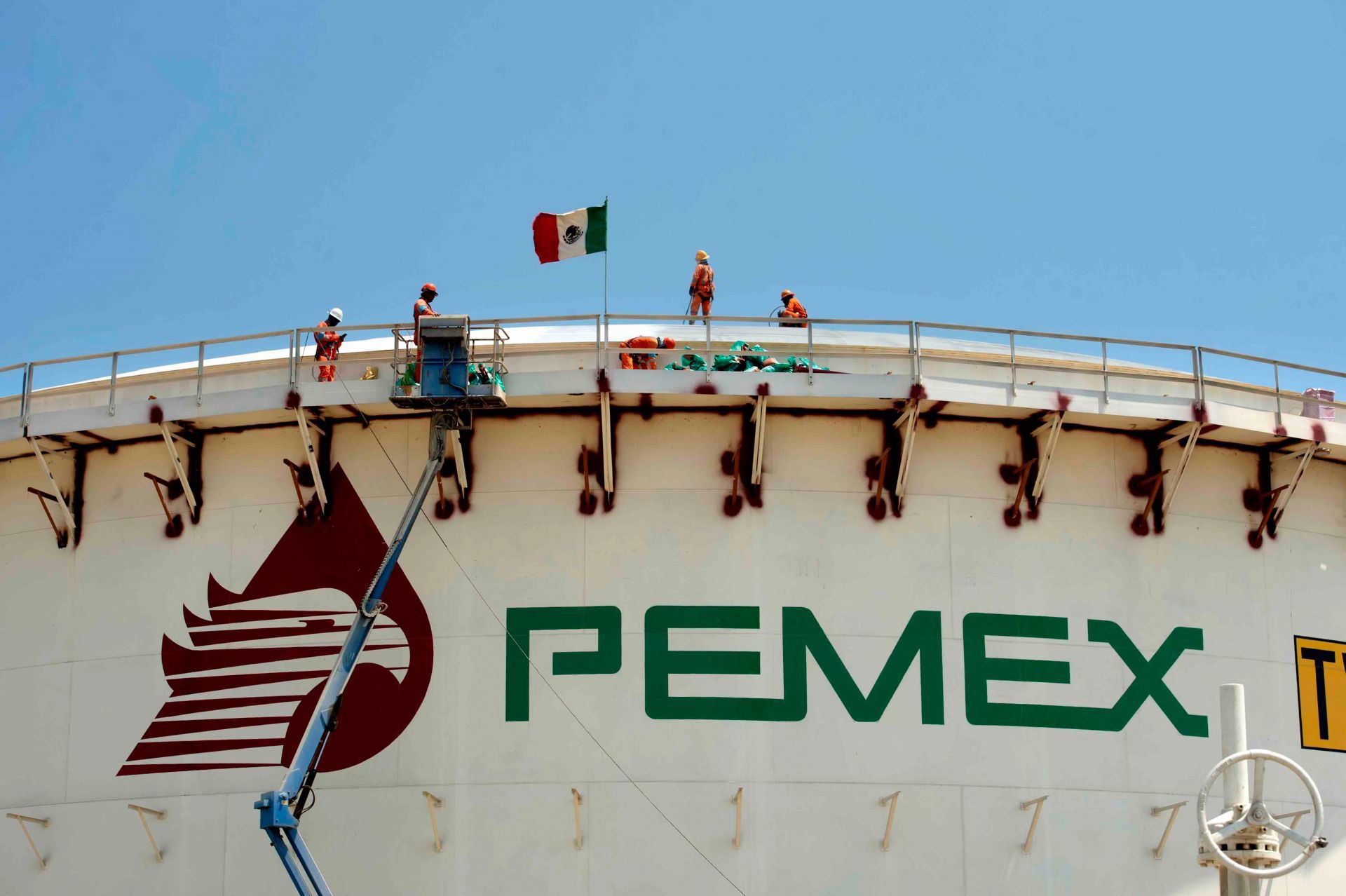 Del 2021 al 2023 Pemex registró un aumento de 152% en la frecuencia de accidentes y en el último año un aumento de 126% en su indicador de gravedad con respecto al promedio reportado del 2018 al 2020. En tanto que del 2020 a 2022 el presupuesto aprobado para el mantenimiento de la empresa se redujo un 49%.