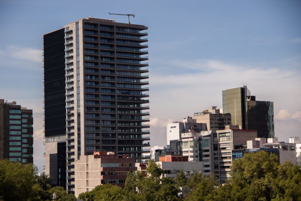 Zonas con mejores servicios en CDMX expulsan habitantes, reciben a Airbnb
