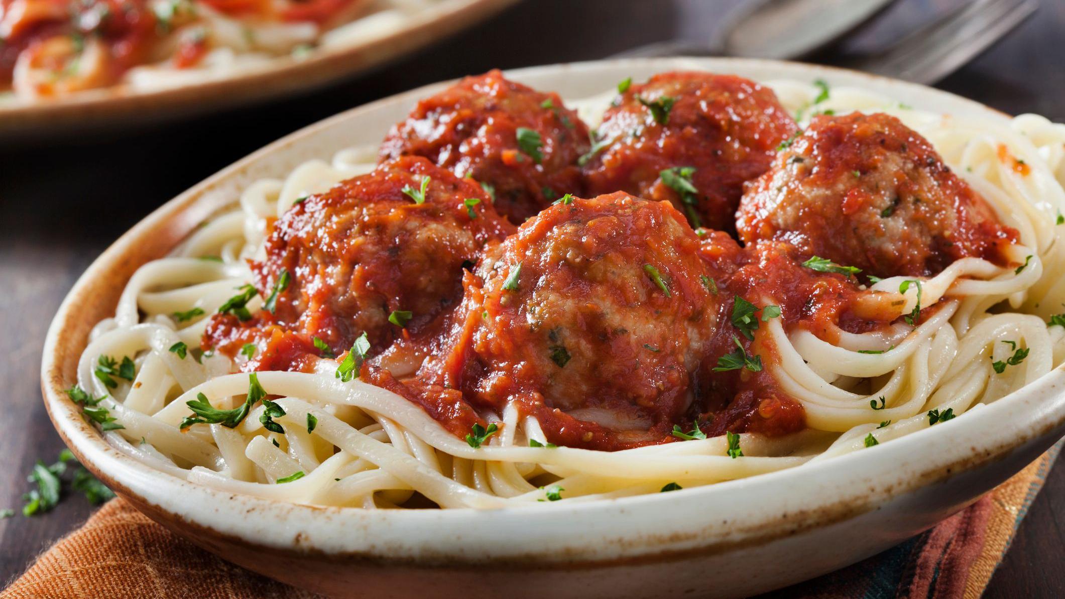 ¿Por qué palabras como ‘almóndiga’ y ‘murciégalo’ aparecen en el diccionario de la RAE, si no son correctas?