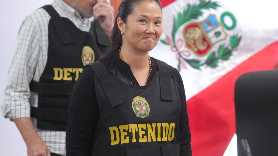 Keiko Fujimori: qué es el “pitufeo”, la modalidad de lavado de activos por la que investigan a la excandidata presidencial en Perú y a su partido