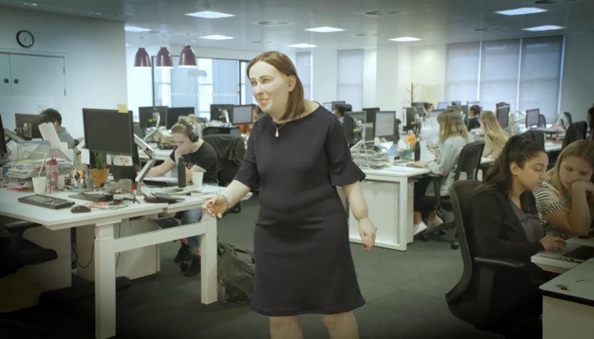 Conoce a *Emma, la empleada del futuro* que podrías ser tú (sí, con joroba)