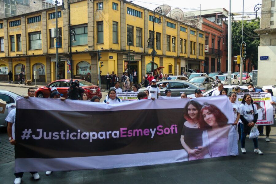 Madre de hermanas que murieron al caer en coladera en CDMX no reconoce acuerdo reparatorio