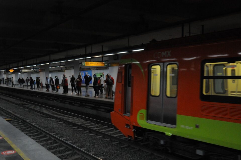 En 2022, mil 228 objetos cayeron a vías del Metro de la CDMX