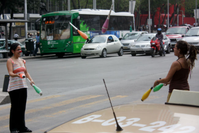 Jóvenes graduados toman el semáforo como opción laboral