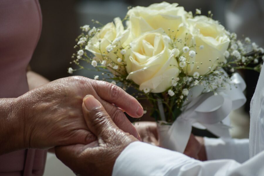CNDH señala a 10 estados por prohibir el matrimonio a personas con VIH