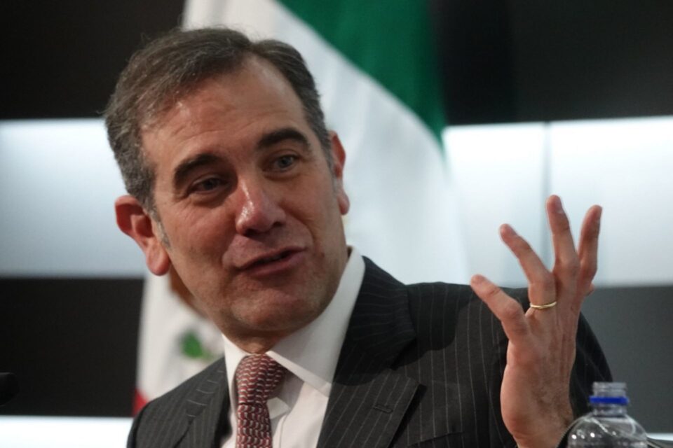 Morena acusa a Córdova de hacer “turismo electoral” por viaje a EU