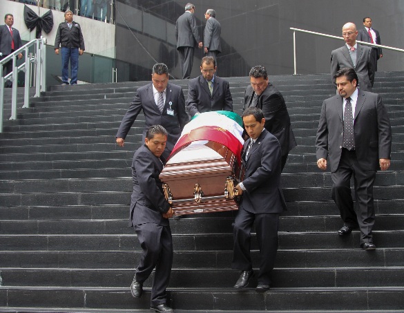 Senadores despiden a Alonso Lujambio; hoy será cremado