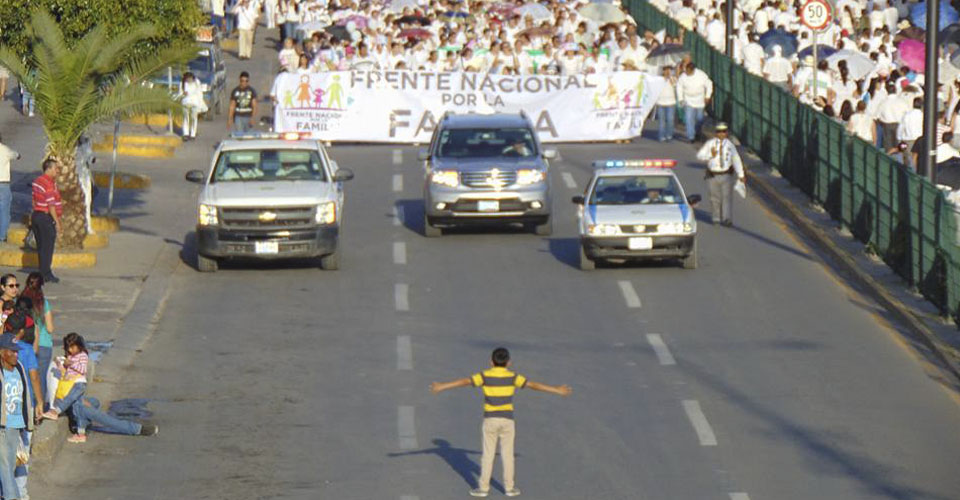 Un niño ante la marcha que se opone al matrimonio gay; esta es la historia de la foto