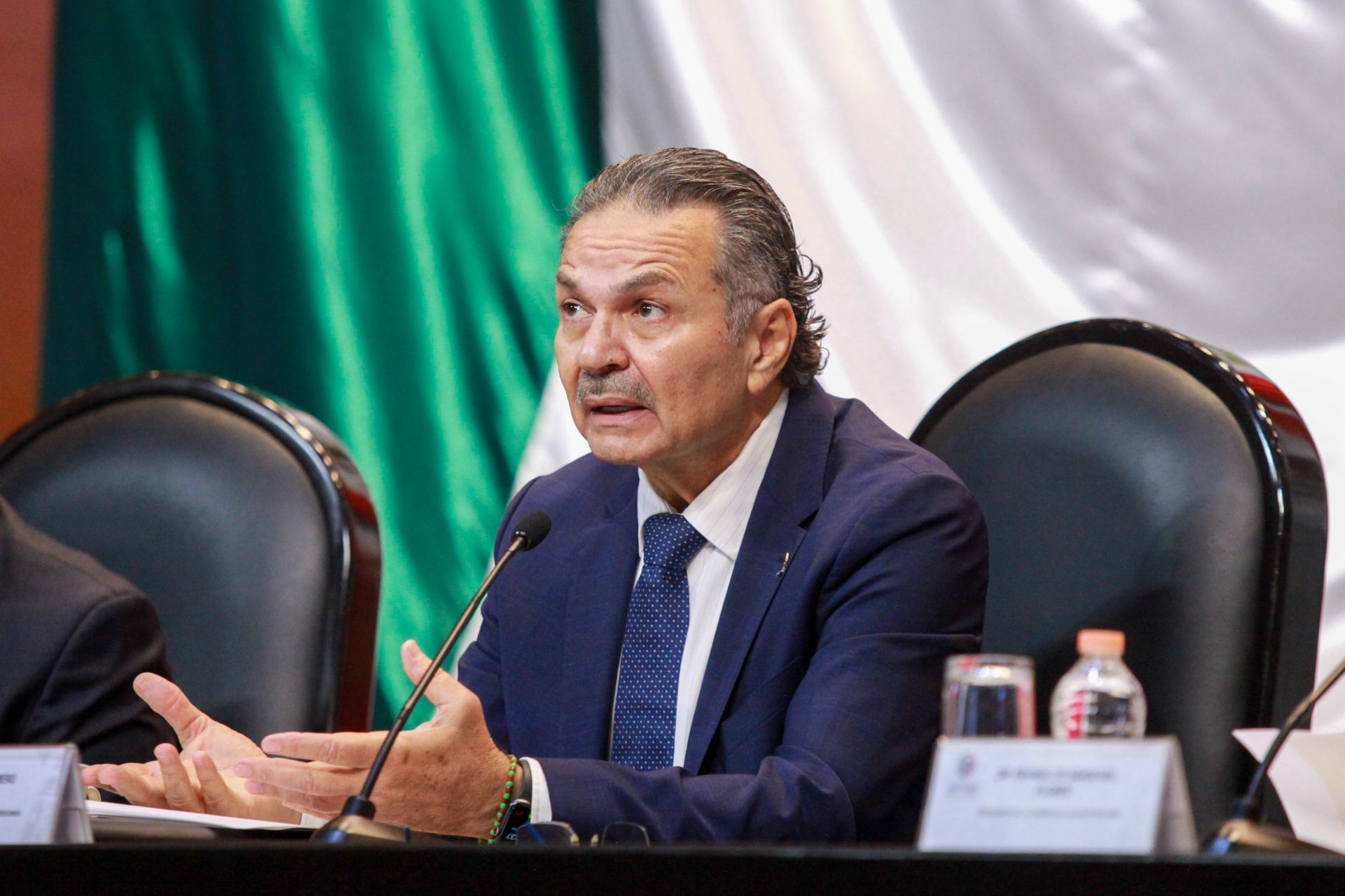 ¿Buenos resultados? Director de Pemex muestra gráfico engañoso de producción petrolera a diputados