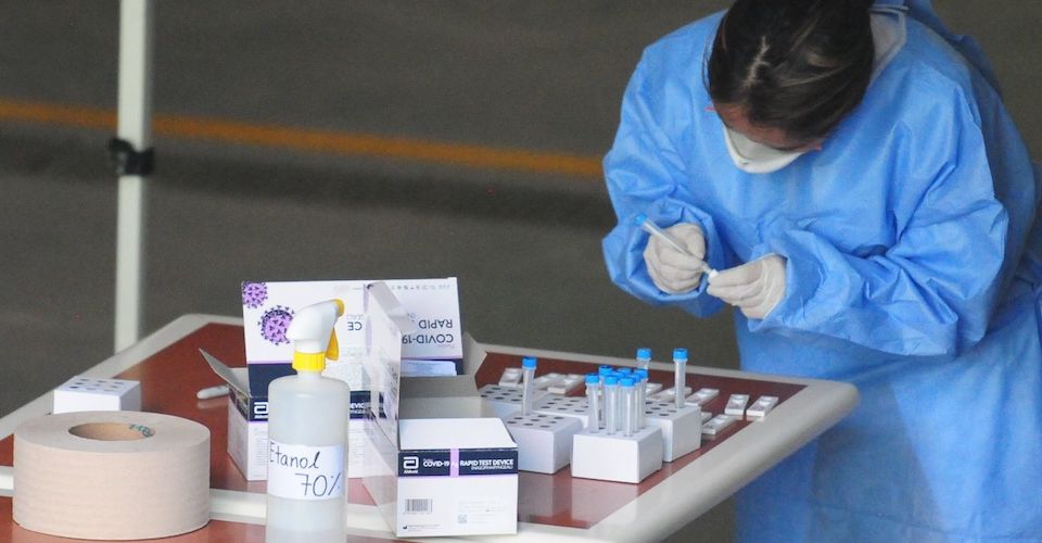 México solo analiza 2.5% de muestras positivas de COVID para conocer variantes
