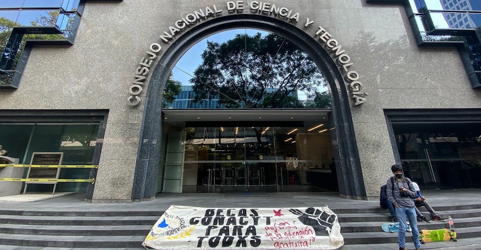Conacyt deja sin recursos a estudiantes tras extinción de fideicomiso de becas