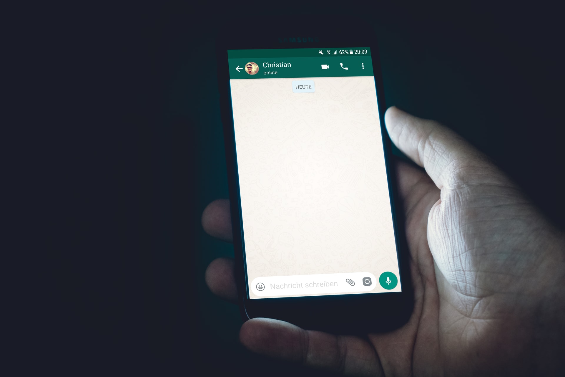 No es tu celular, es *WhatsApp que ha estado fallando todo el día*