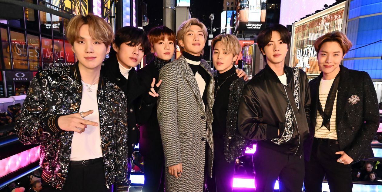 *BTS* recibió 2020 en Times Square y así estuvo su presentación