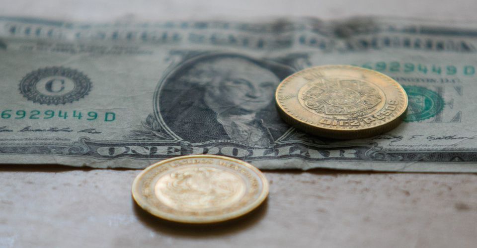 S&P reduce calificación de México por COVID-19; dólar cierra en 23.6 pesos