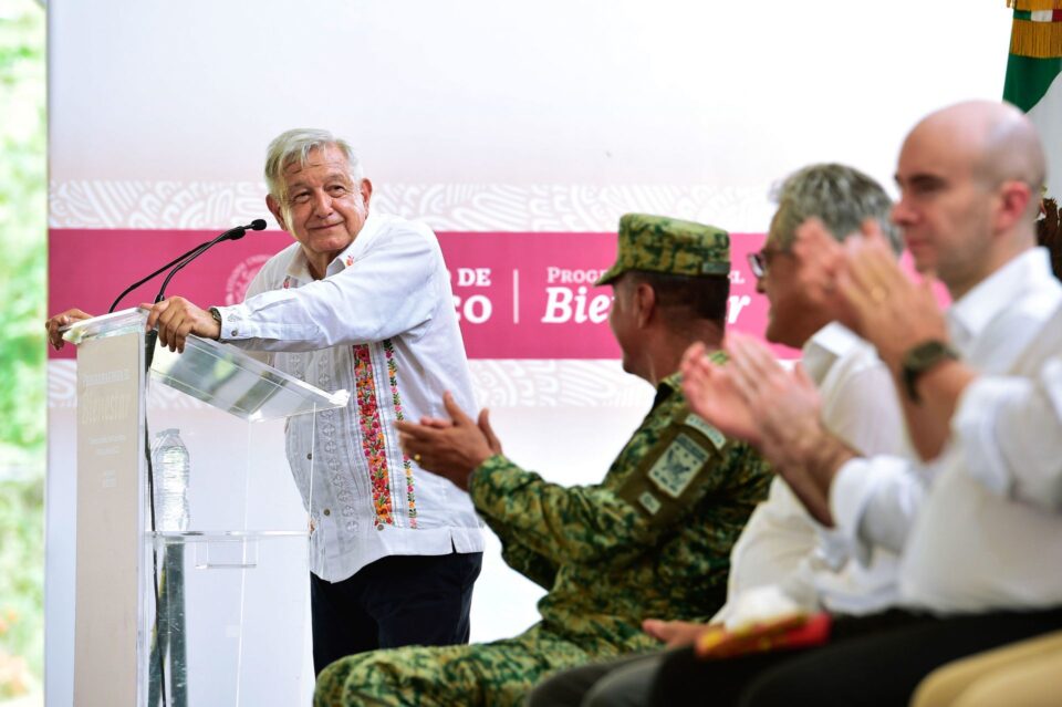 AMLO asegura que no hay "cargadas" y llama a no dividirse