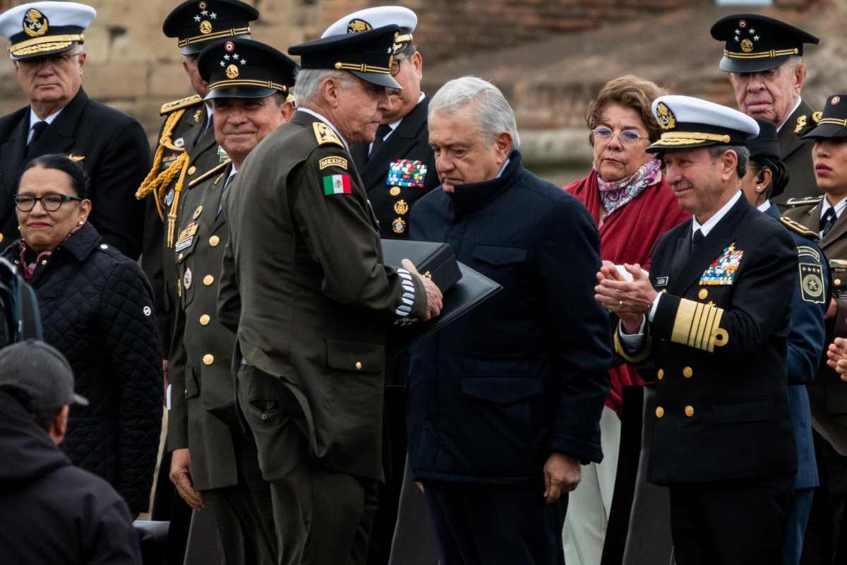 AMLO condecora a Salvador Cienfuegos, extitular de Sedena y quien fue acusado en EU de narcotráfico