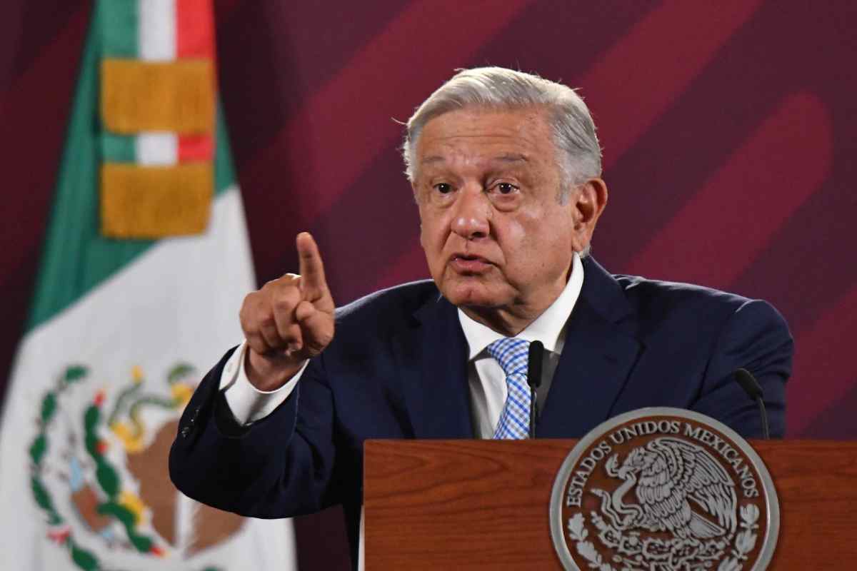 AMLO ignora prohibición del INE y difunde encuestas a favor de Morena