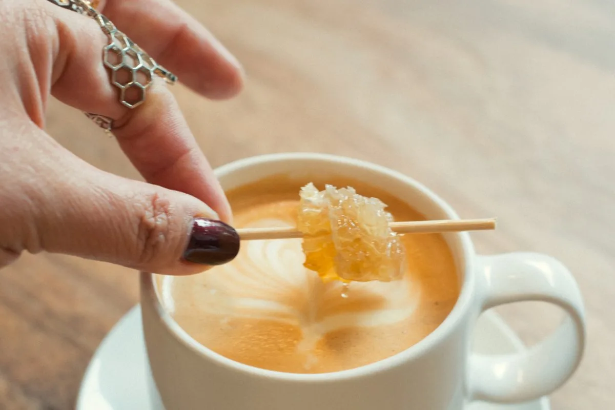 Honey Latte: café con miel ¡y un trozo de panal!