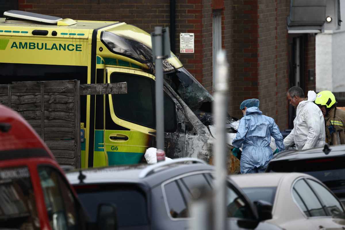Ambulancia inglaterra calcinada ataque