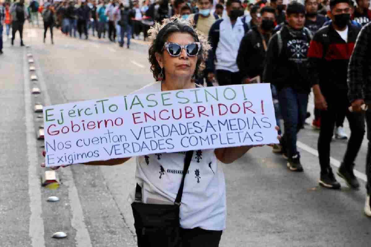 Caso Ayotzinapa: Familiares de los 43 normalistas piden al gobierno 806 documentos; Sedena entrega 5