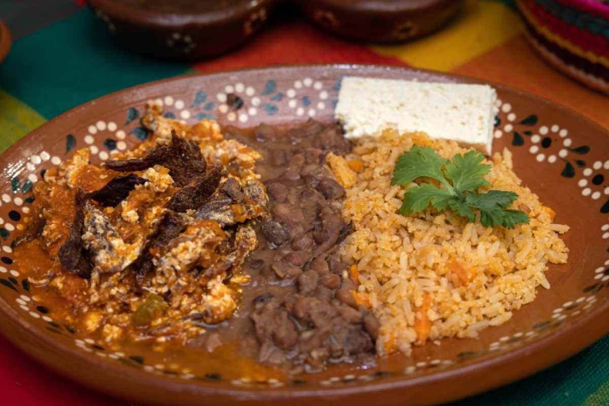 Receta del aporreadillo con huevo, un clásico de Michoacán