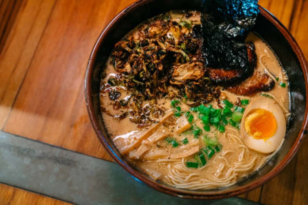 Sumerge tus palillos en estos deliciosos caldos con fideos sin tener que salir de la CDMX