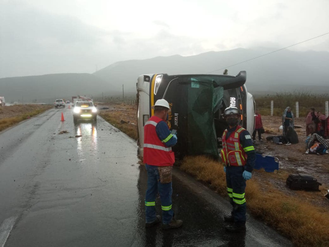 Camión de pasajeros proveniente de EU vuelca en Zacatecas; hay ochos muertos y 24 heridos