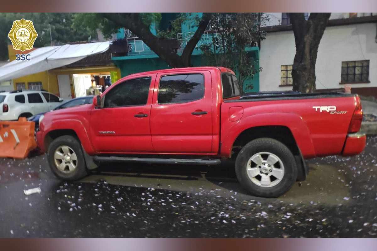 Automóvil rojo detenidos extorsión cdmx
