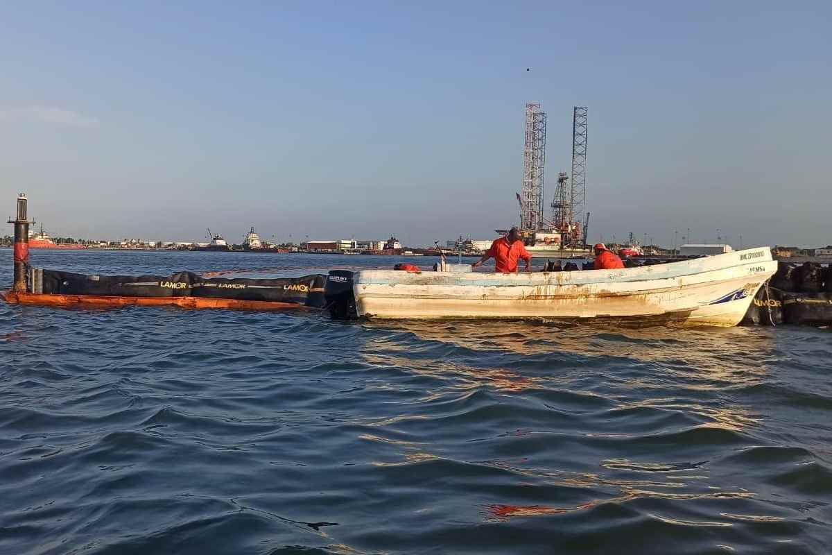 Derrame en Dos Bocas: Pemex recupera 549 metros cúbicos de hidrocarburo