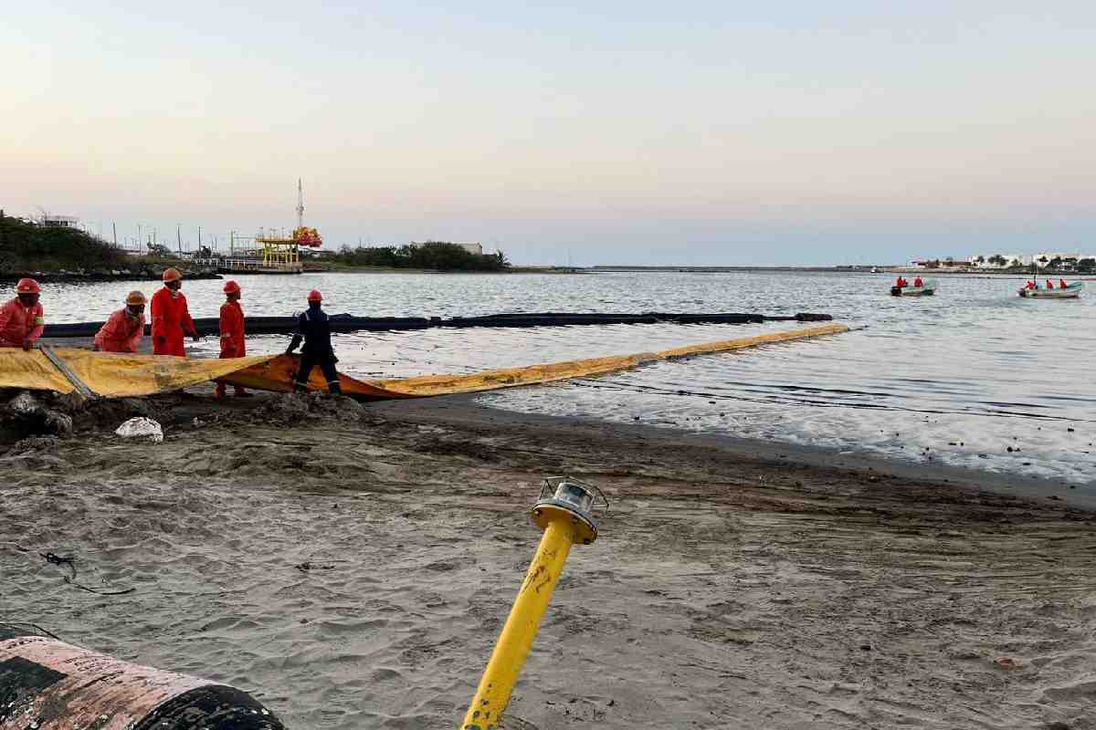 Avanza limpieza de derrame en Dos Bocas