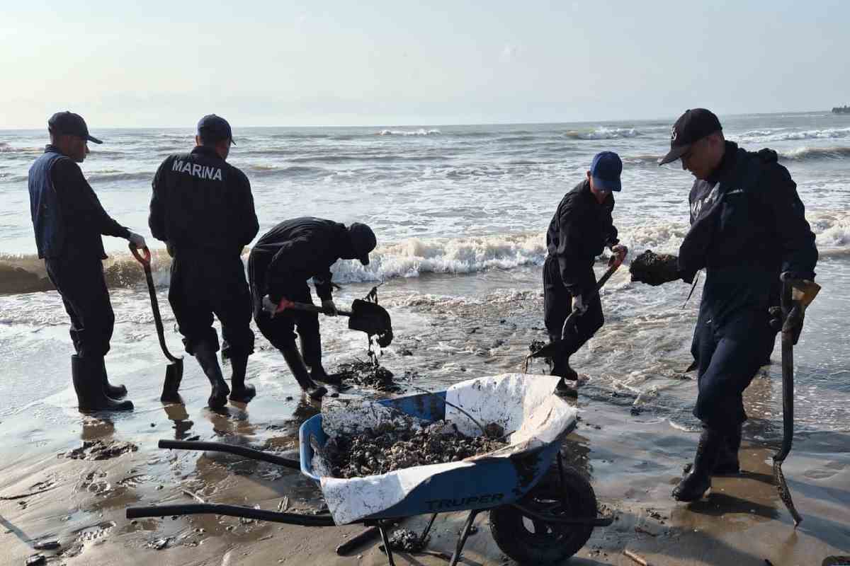 Avanzan labores de limpieza por derrame de hidrocarburos en el Golfo; van 128 toneladas de residuos
