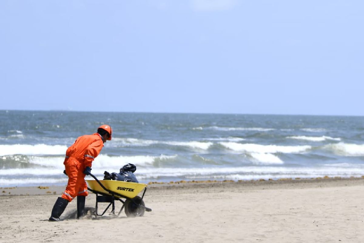 Avanzan labores de limpieza y apoyo a pescadores por derrame de hidrocarburos en Veracruz y Tabasco